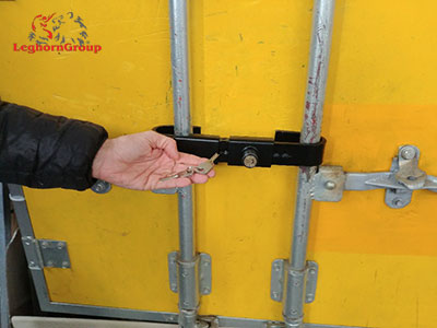 barrier seal cargo door lock how to use